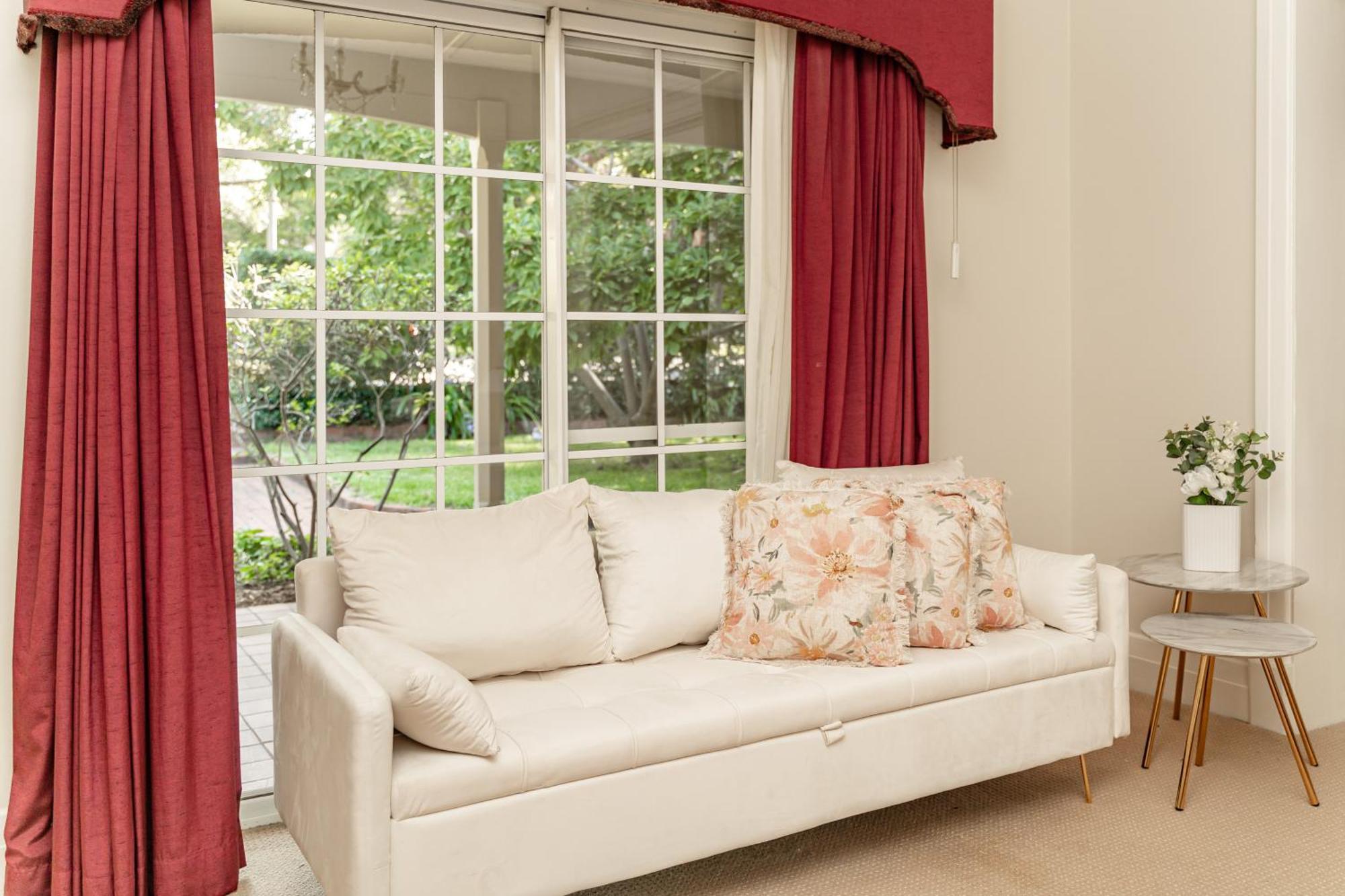 Strathfield Stylish 6br House With Pool Tennis Holiday home Sydney