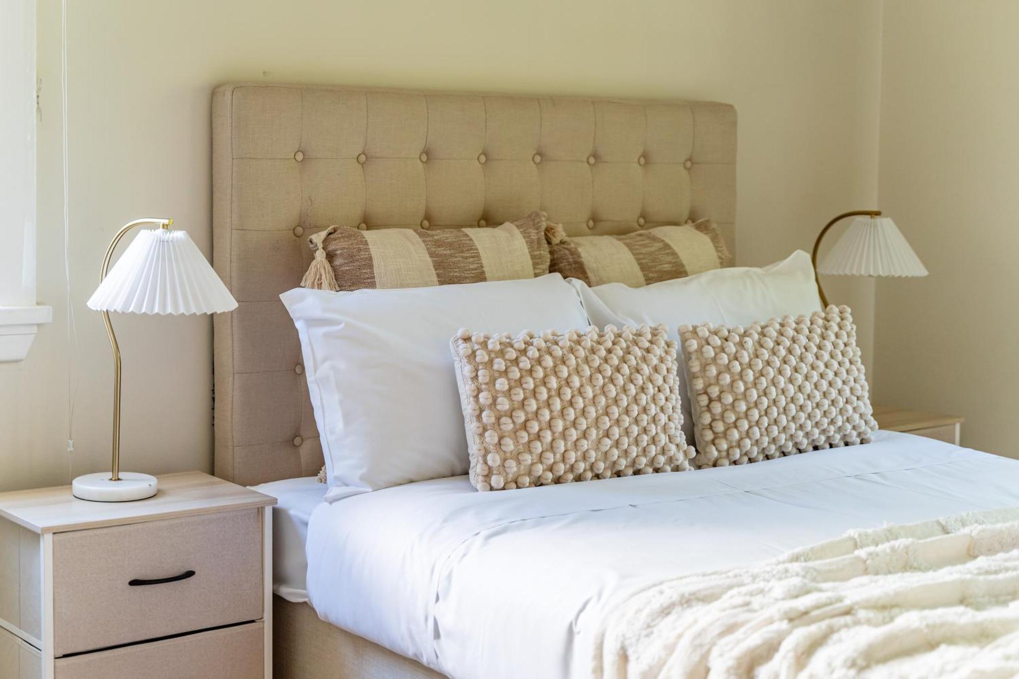 Strathfield Stylish 6br House With Pool Tennis Holiday home Sydney